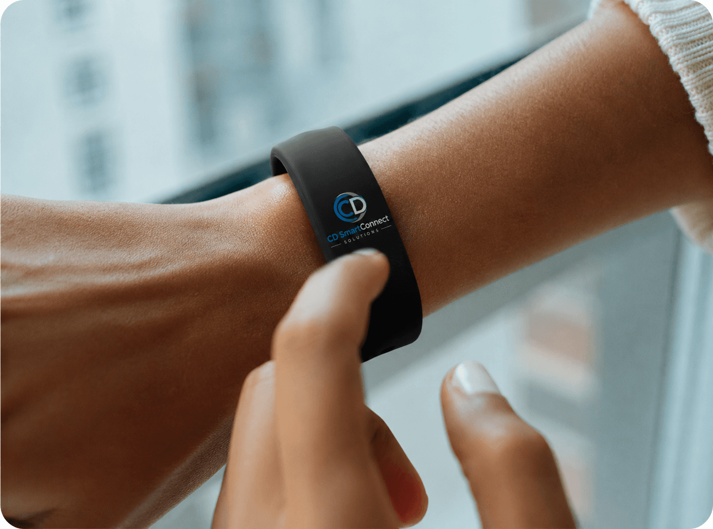 Un geste sur le bracelet au poignet